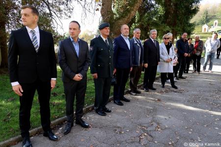 Ob 1. novembru smo se s polaganjem cvetja k osrednjim kamniškim spomenikom poklonili žrtvam vojn (25)